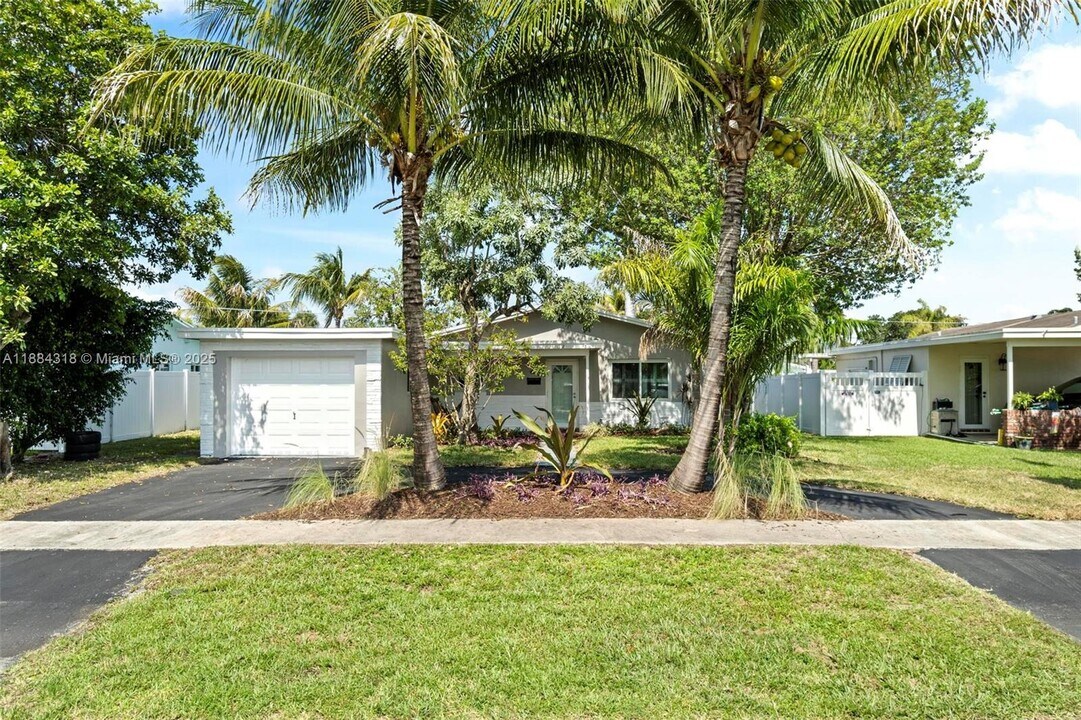 838 NW 10th Ave in Dania Beach, FL - Foto de edificio