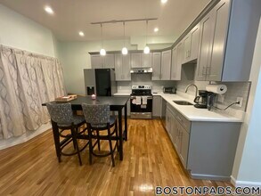 285 Dorchester St, Unit 1 in Boston, MA - Foto de edificio - Building Photo