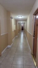 5033 NW 7th St, Unit #410 in Miami, FL - Foto de edificio - Building Photo