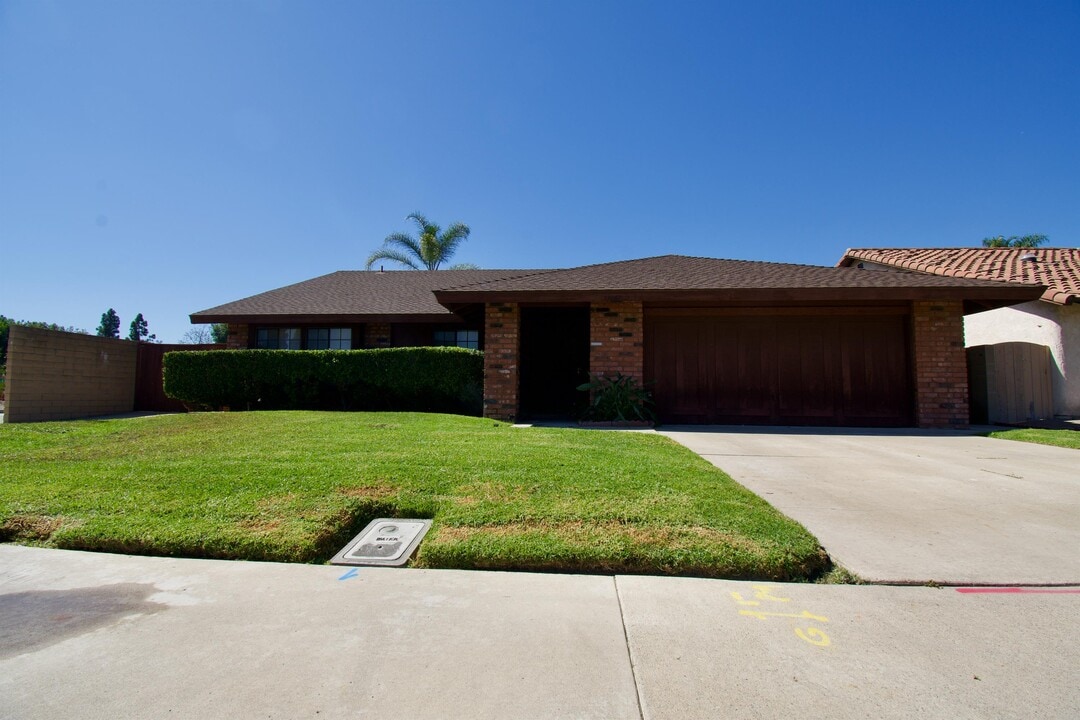 17467 Mt Henry St in Fountain Valley, CA - Foto de edificio