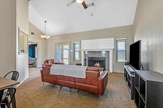 6012 72nd St in Lubbock, TX - Foto de edificio - Building Photo