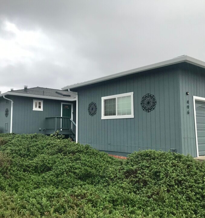 496 Lavell Ct in Marina, CA - Building Photo