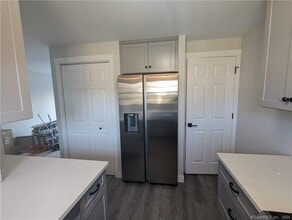 10 Old Farms Ln in New Milford, CT - Building Photo - Building Photo