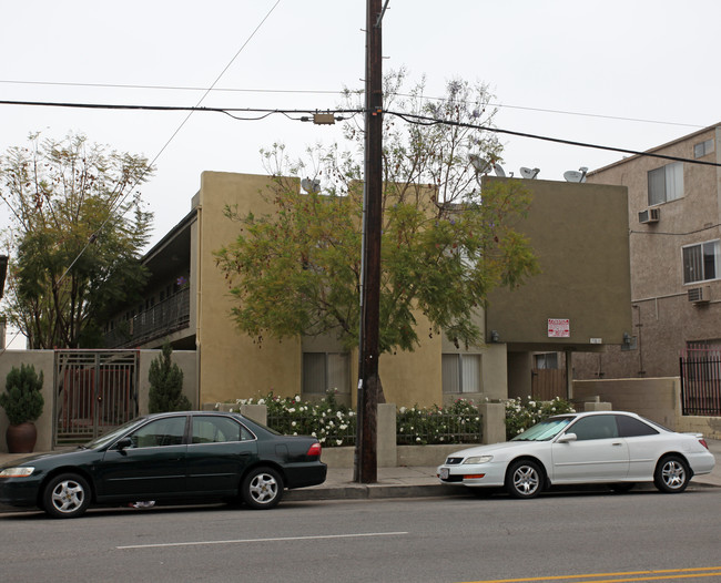 15835 Saticoy St in Van Nuys, CA - Foto de edificio - Building Photo