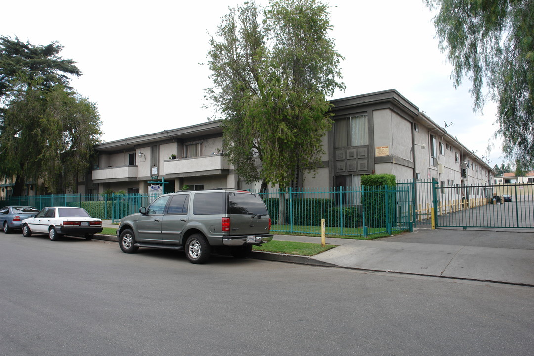 9022 Cedros Ave in Van Nuys, CA - Foto de edificio