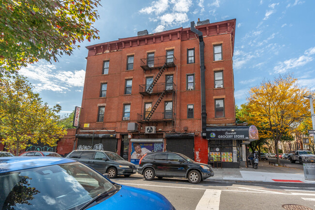 896 Lafayette Ave in Brooklyn, NY - Foto de edificio - Building Photo