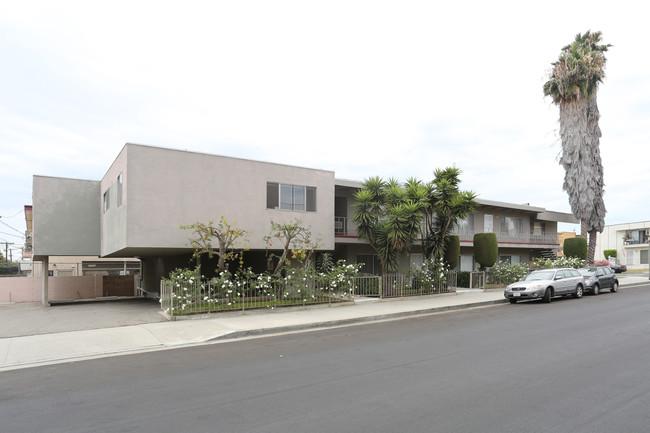 3102 S Canfield Ave in Los Angeles, CA - Building Photo - Building Photo