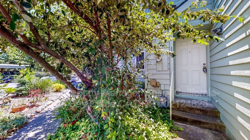 108 Courtyards E in Windsor, CA - Foto de edificio