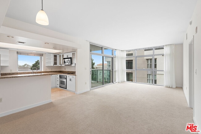 property at 13700 Marina Pointe Dr