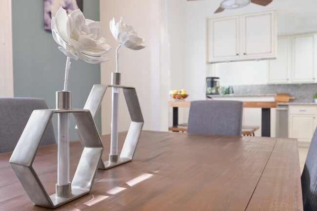 121 S Palm Dr, Unit 203 in Beverly Hills, CA - Building Photo - Building Photo