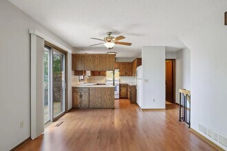 1411 10th Ave E in Shakopee, MN - Building Photo - Building Photo