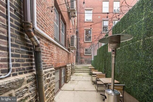 2130 Locust St in Philadelphia, PA - Building Photo - Building Photo