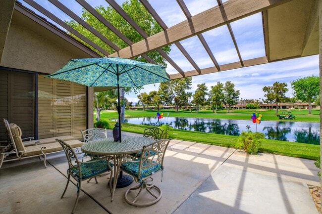 30 Columbia Dr in Rancho Mirage, CA - Foto de edificio - Building Photo