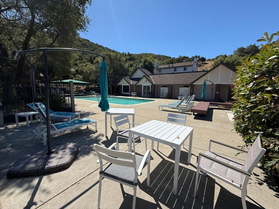 30 Woodstock Ct in San Rafael, CA - Building Photo