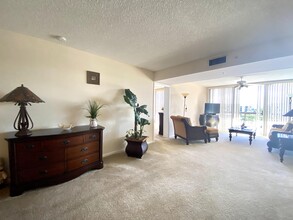 2301 Marina Isle Way in Jupiter, FL - Foto de edificio - Building Photo