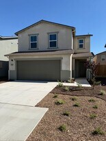 1919 N Oaks St in Tulare, CA - Building Photo