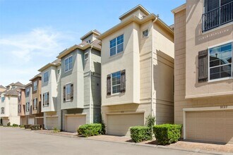 9125 Harbor Hills Dr in Houston, TX - Building Photo - Building Photo