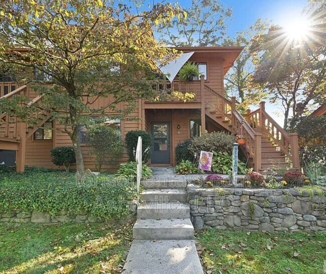 581 Courtwood Ln in Hendersonville, NC - Building Photo - Building Photo