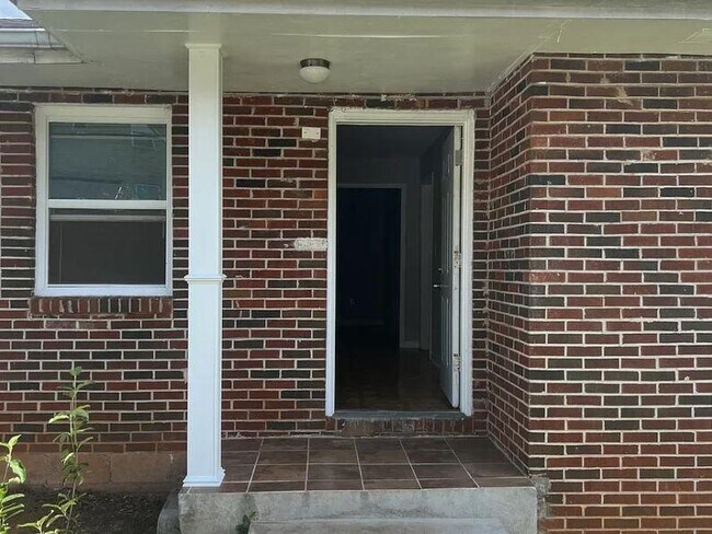 305 W Oak St in Lawrenceville, GA - Foto de edificio - Building Photo