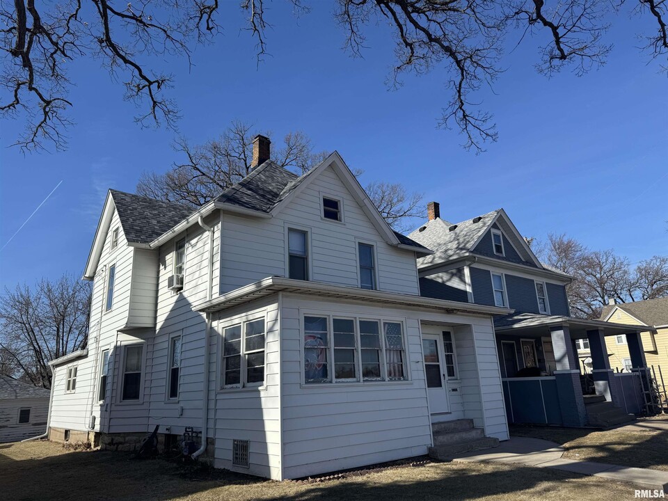 1604 30th St in Rock Island, IL - Building Photo