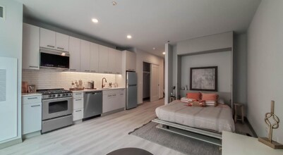 2133 N Elston Ave in Chicago, IL - Foto de edificio - Building Photo