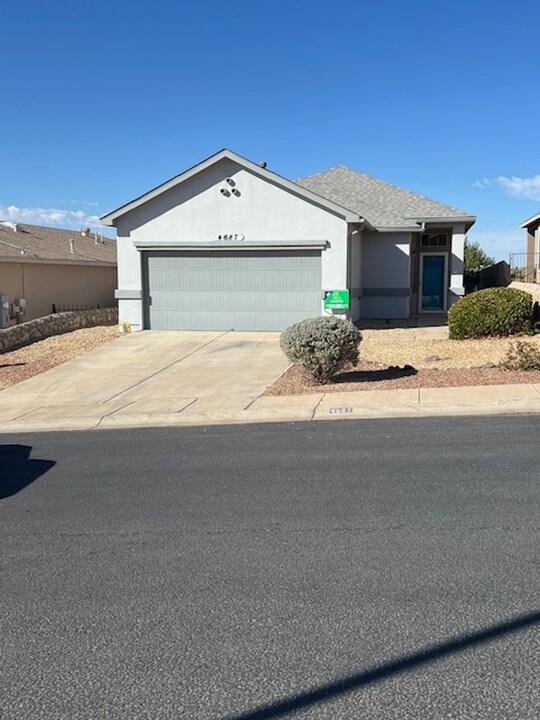 4687 Mesita St in Las Cruces, NM - Foto de edificio