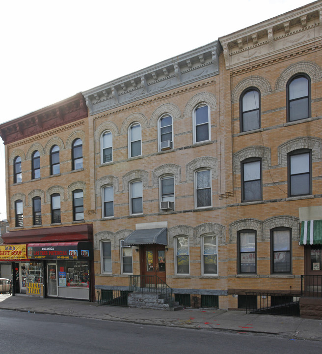 814 Seneca Ave in Ridgewood, NY - Building Photo