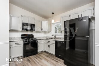 855 Windemere Ave in Des Peres, MO - Foto de edificio - Building Photo