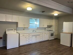 1204 E Spring St in Henrietta, TX - Building Photo - Building Photo