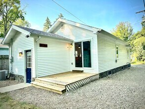 56366 Basswood Rd in Mishawaka, IN - Foto de edificio - Building Photo