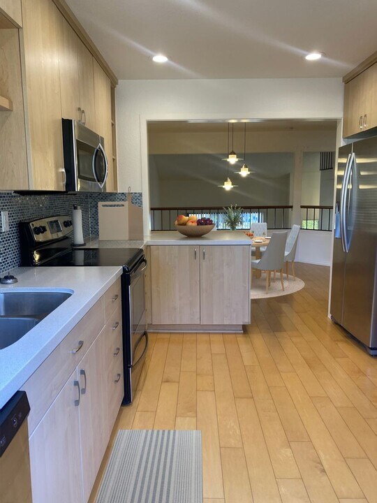 3319 Caminito Eastbluff in San Diego, CA - Building Photo