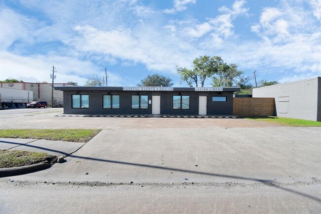 11605 W Hardy Rd in Houston, TX - Foto de edificio - Building Photo