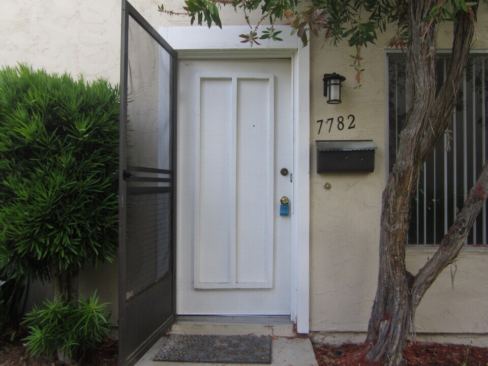 7782 Camino Glorita in San Diego, CA - Building Photo