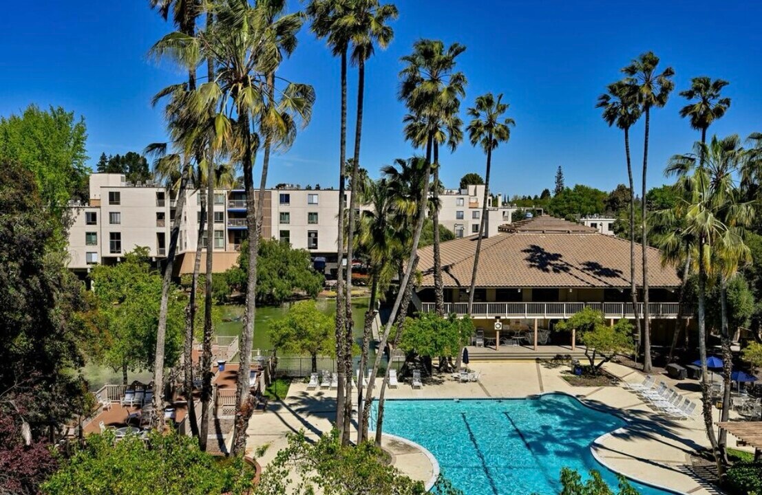 300 N Civic Dr, Unit 300 N Civic in Walnut Creek, CA - Foto de edificio