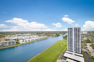 155 Lakeshore Dr in North Palm Beach, FL - Foto de edificio - Building Photo