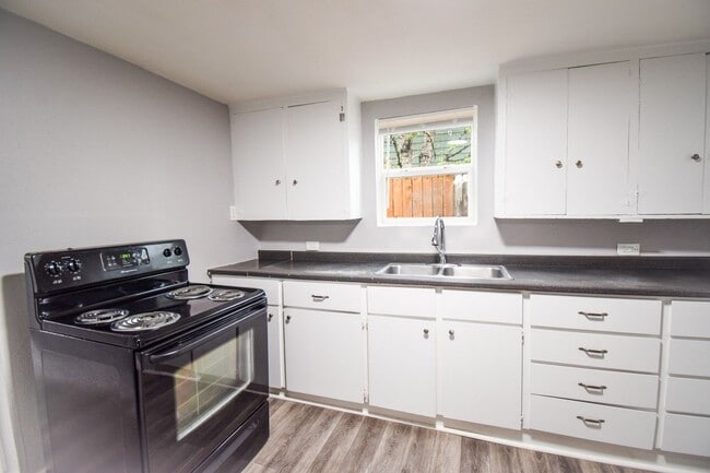 9932 N Leonard St in Portland, OR - Building Photo - Building Photo