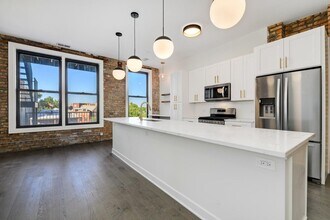 1371 N Milwaukee Ave in Chicago, IL - Building Photo - Building Photo