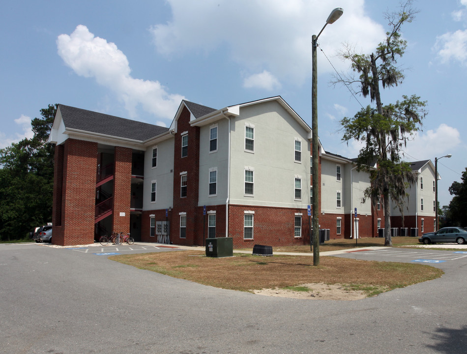 Apache Apartments in Savannah, GA - Building Photo