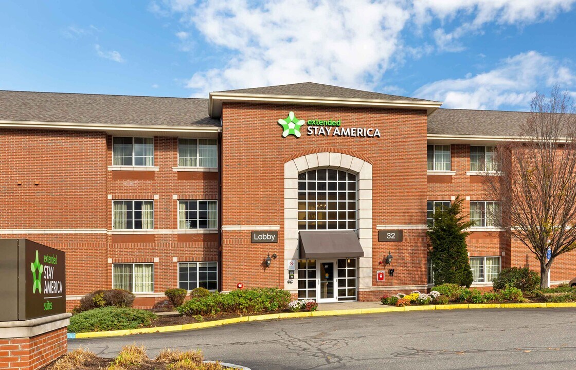 32 4th Ave in Waltham, MA - Building Photo