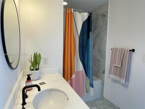 1060 Brickell Ave, Unit 3411 in Miami, FL - Foto de edificio - Building Photo