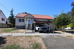 275 S 5th St in Saint Helens, OR - Building Photo