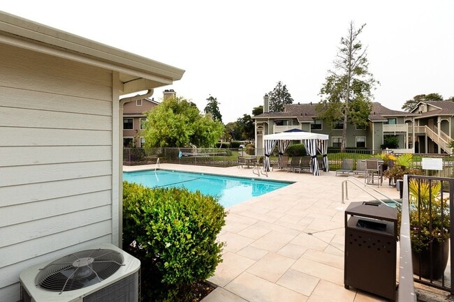 200 Shoreline Ct in Richmond, CA - Building Photo - Building Photo