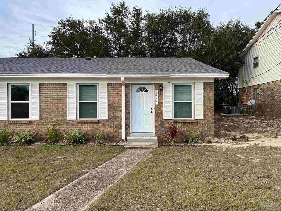 3222 Redwood Ln in Gulf Breeze, FL - Building Photo