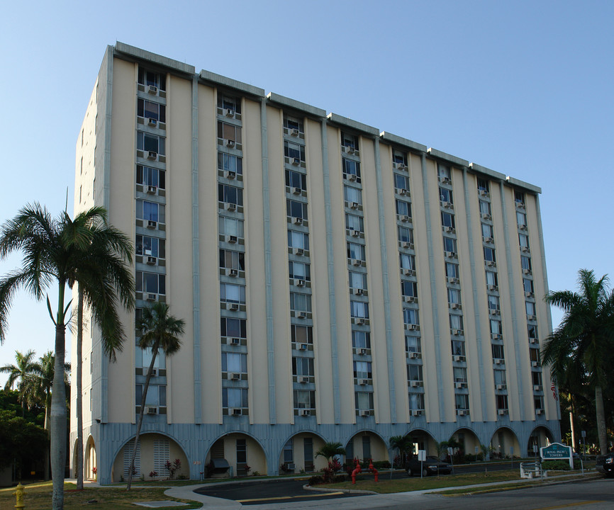 Royal Palm Towers in Ft. Myers, FL - Foto de edificio