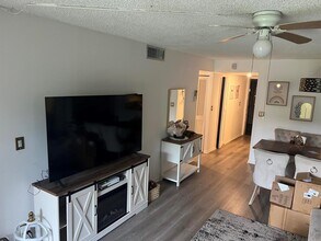 6301 N University Dr, Unit 204 in Tamarac, FL - Foto de edificio - Building Photo