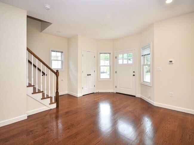 30 Dunes Ln in Port Washington, NY - Building Photo - Building Photo