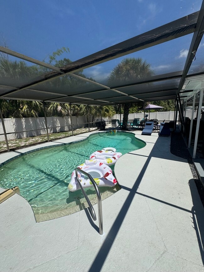 7342 Uranus Dr in Sarasota, FL - Foto de edificio - Building Photo