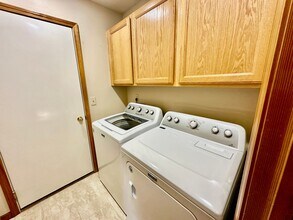 8432 N Pine Meadows Ln in Nine Mile Falls, WA - Building Photo - Building Photo