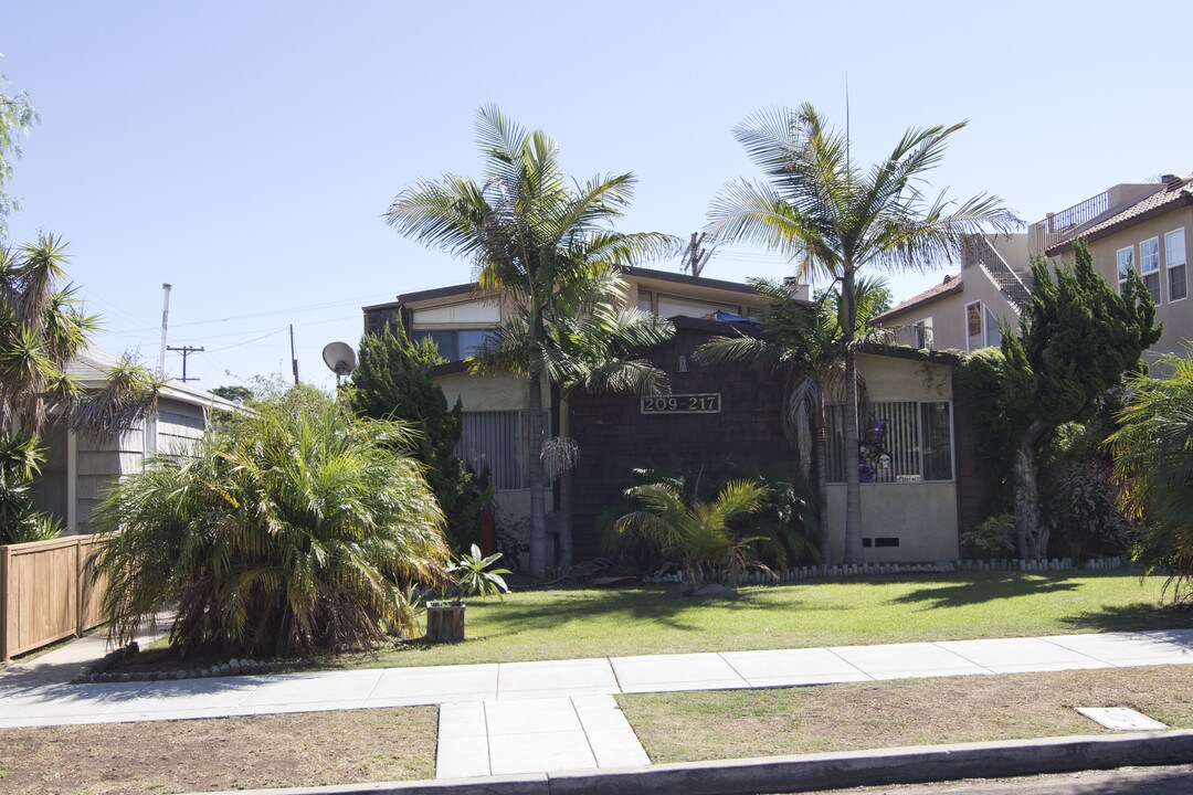 209-217 C Ave in Coronado, CA - Building Photo