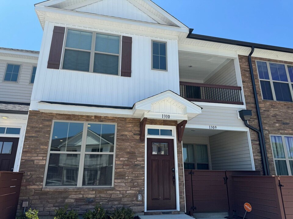1310 Kathy Ann Wy E in Carrollton, VA - Building Photo